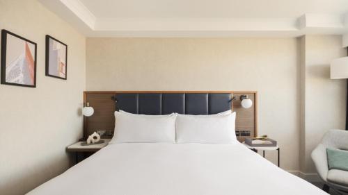 Habitación Executive en la planta superior - Cama extragrande del hotel Hilton London Metropole. Foto 1