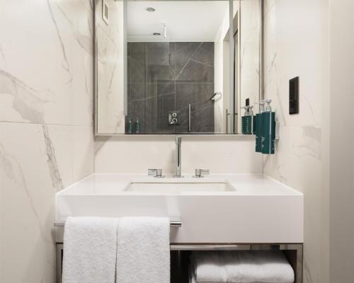 Habitación Executive en la planta superior - Cama extragrande del hotel Hilton London Metropole. Foto 5