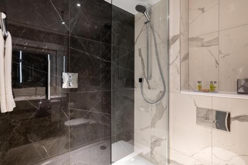 Habitación Executive en la planta superior - Cama extragrande del hotel Hilton London Metropole. Foto 6