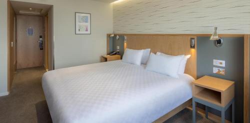 Habitación con cama grande del hotel Hilton London Metropole