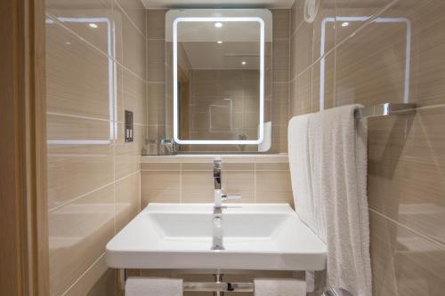 Habitación con cama grande del hotel Hilton London Metropole. Foto 1