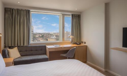 Habitación con cama grande del hotel Hilton London Metropole. Foto 2