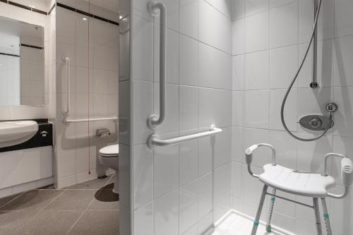 Habitación con cama grande adaptada para personas de movilidad reducida del hotel Hilton London Metropole