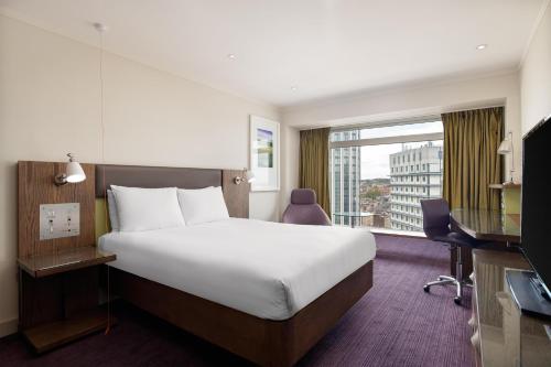 Habitación con cama grande adaptada para personas de movilidad reducida del hotel Hilton London Metropole. Foto 1