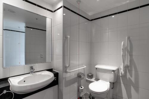 Habitación con cama grande adaptada para personas de movilidad reducida del hotel Hilton London Metropole. Foto 2