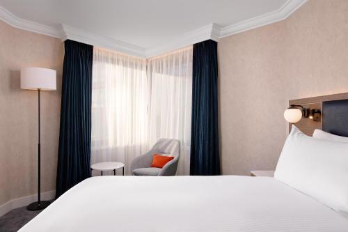 Suite Deluxe de 1 dormitorio con cama extragrande del hotel Hilton London Metropole. Foto 2