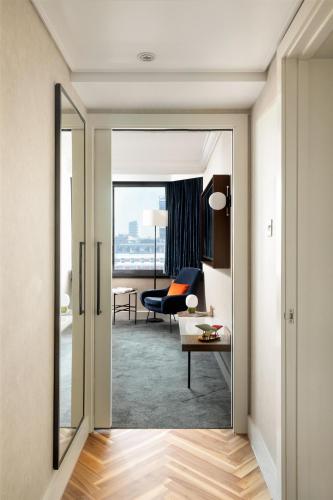 Suite Executive de 1 dormitorio - cama extragrande del hotel Hilton London Metropole. Foto 1