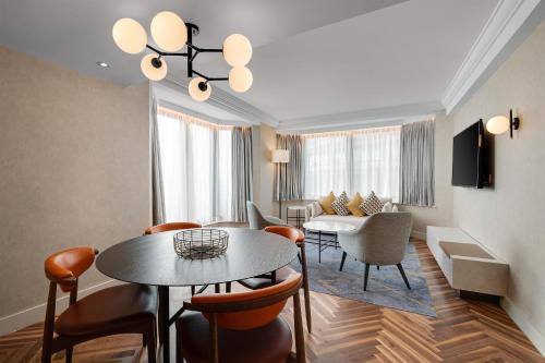 Suite Executive de 1 dormitorio - cama extragrande del hotel Hilton London Metropole. Foto 2