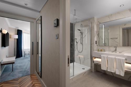 Suite Executive de 1 dormitorio - cama extragrande del hotel Hilton London Metropole. Foto 4