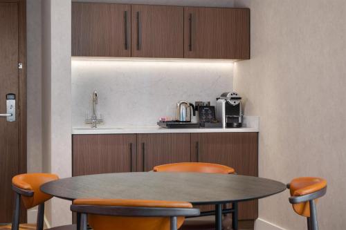 Suite Executive de 1 dormitorio - cama extragrande del hotel Hilton London Metropole. Foto 5