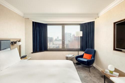 Suite Executive de 1 dormitorio - cama extragrande del hotel Hilton London Metropole. Foto 6