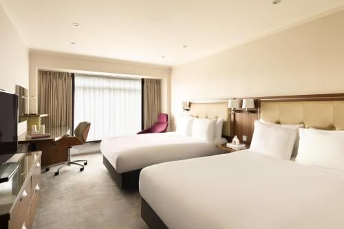 Habitación Familiar comunicada con 4 camas grandes del hotel Hilton London Metropole. Foto 1