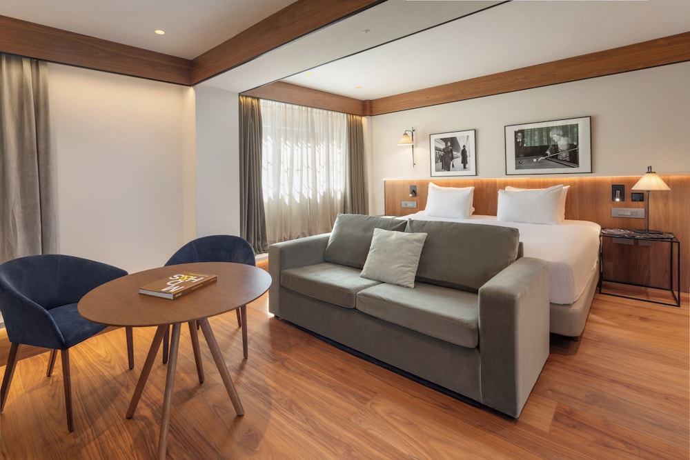 Habitación Familiar con vistas a la ciudad del hotel Melia White House. Foto 1