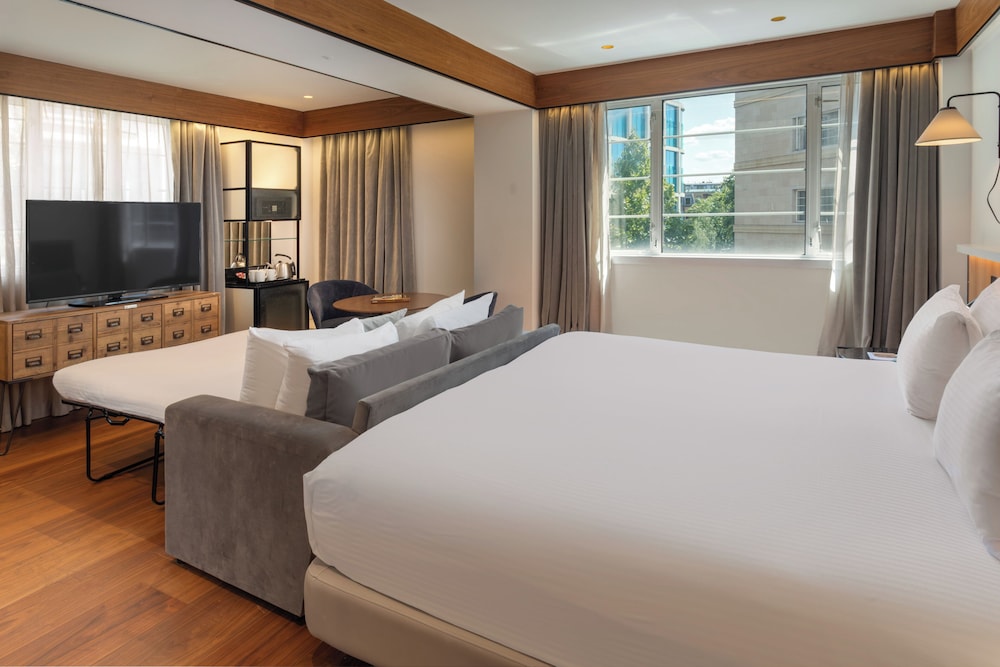 Habitación Familiar con vistas a la ciudad del hotel Melia White House. Foto 3