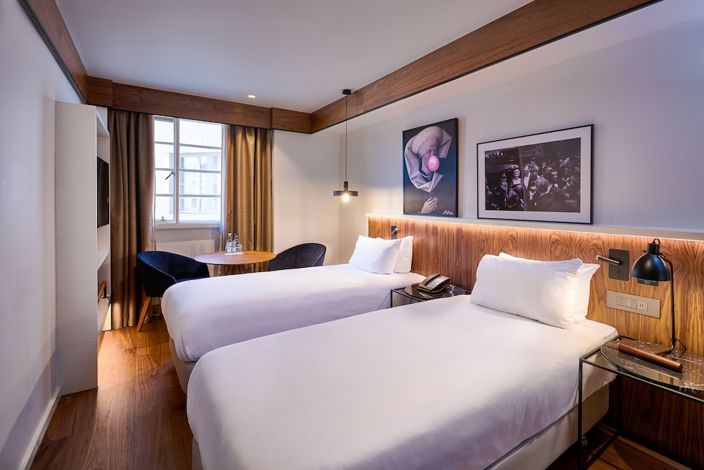Habitación Deluxe con dos camas individuales y vistas a la ciudad del hotel Melia White House