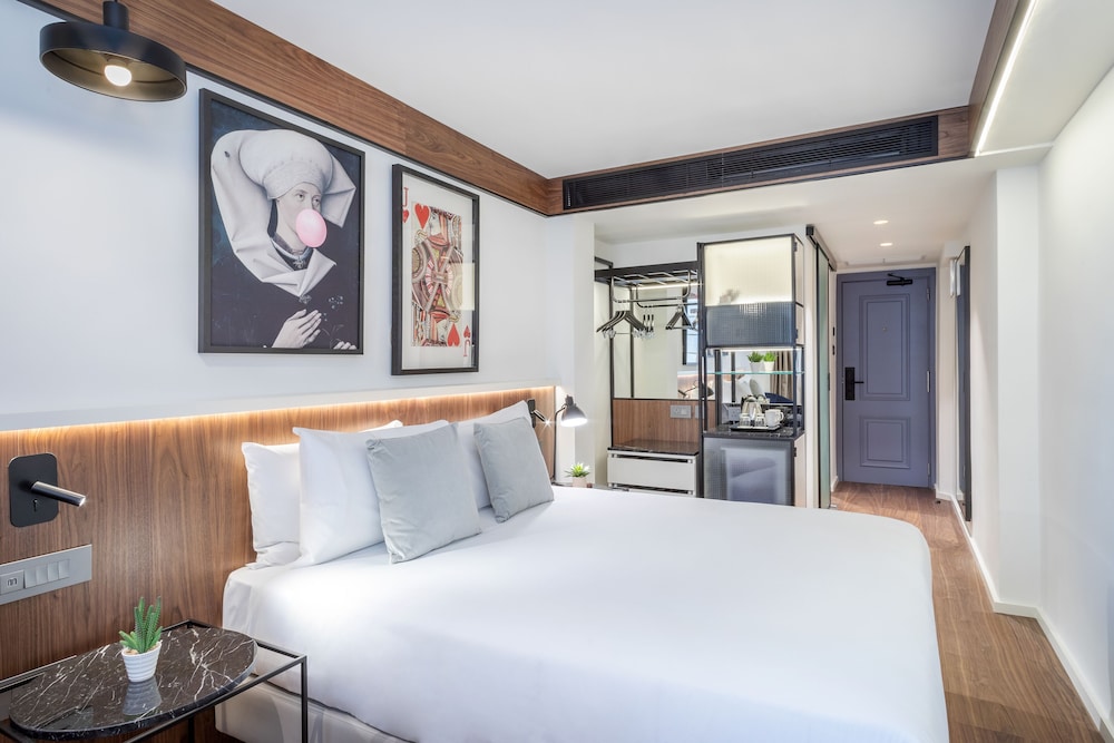 Habitación Deluxe con dos camas individuales y vistas a la ciudad del hotel Melia White House. Foto 1