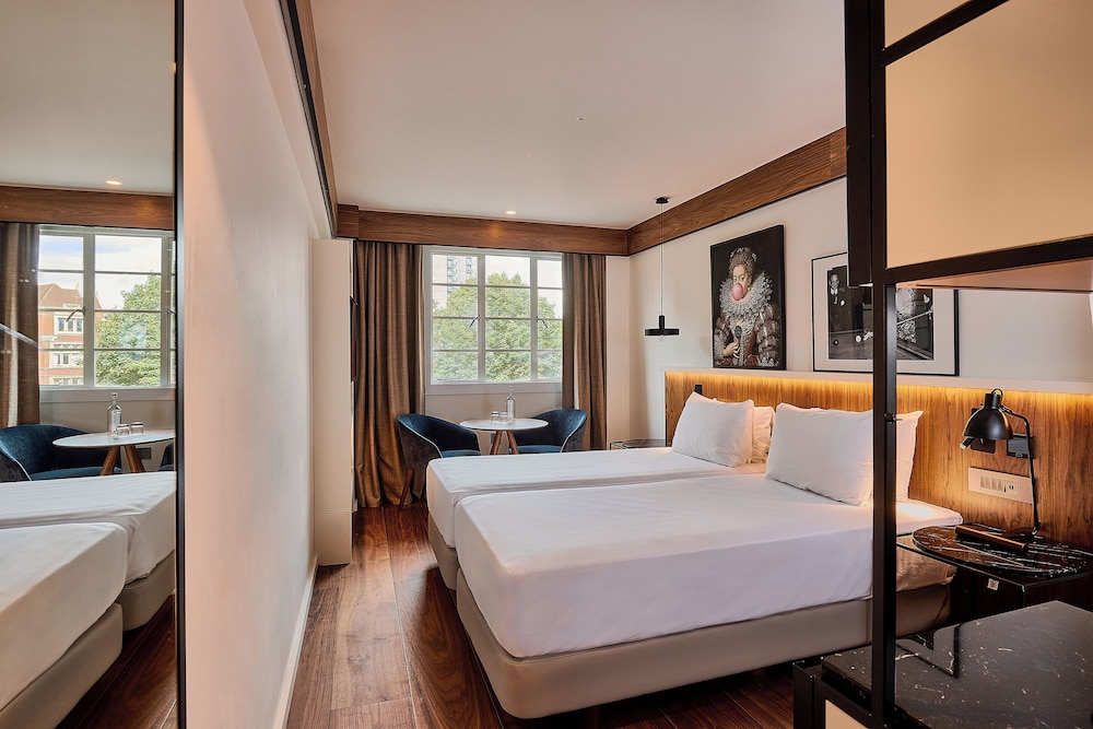 Habitación Deluxe con dos camas individuales y vistas a la ciudad del hotel Melia White House. Foto 4