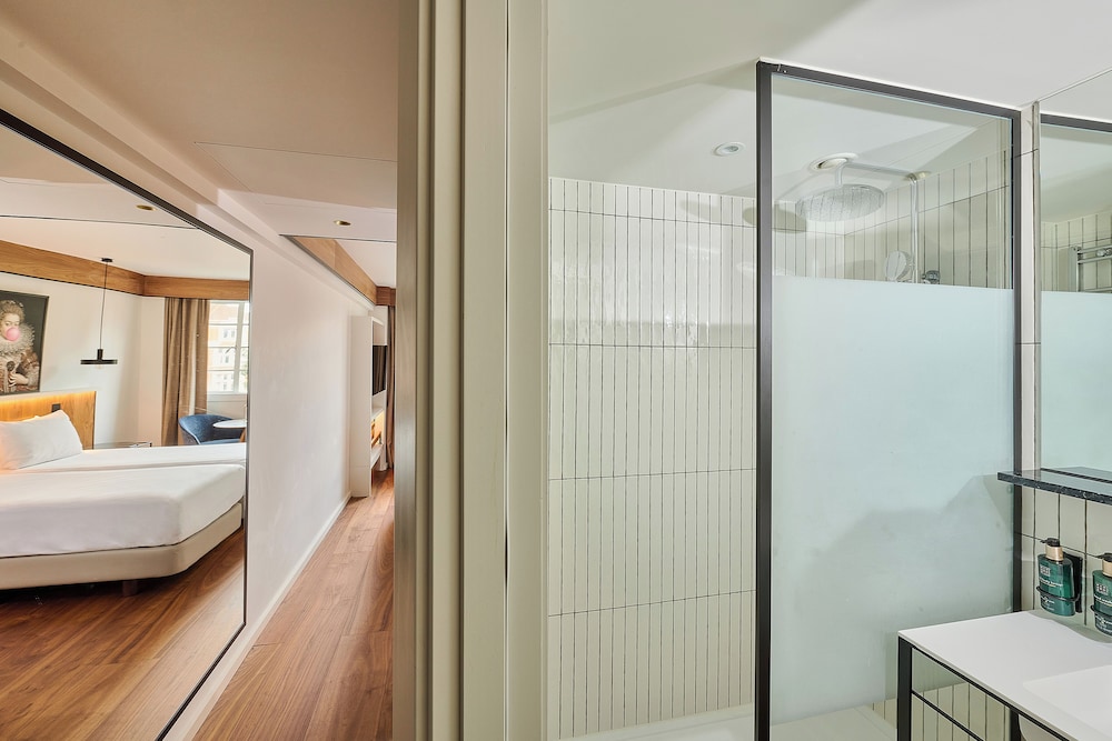 Habitación Deluxe con dos camas individuales y vistas a la ciudad del hotel Melia White House. Foto 9