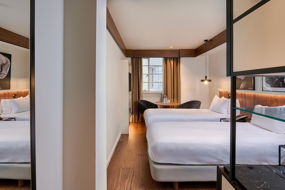 Habitación Deluxe con dos camas individuales y vistas a la ciudad del hotel Melia White House. Foto 10