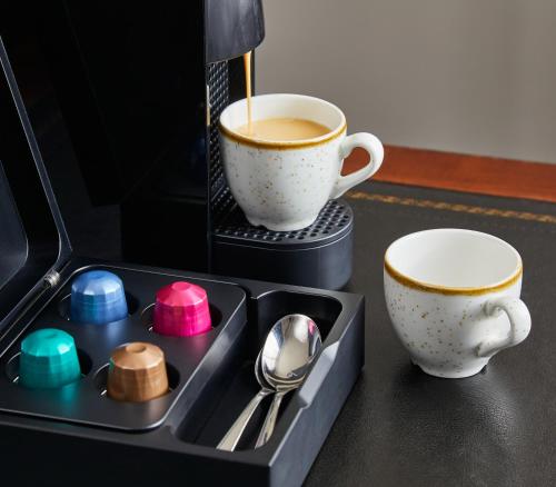 Habitación Superior con cama extragrande del hotel The Dilly. Foto 4