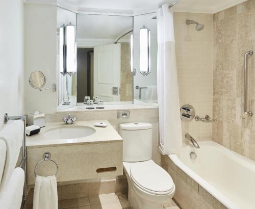 Habitación Superior con cama extragrande del hotel The Dilly. Foto 6