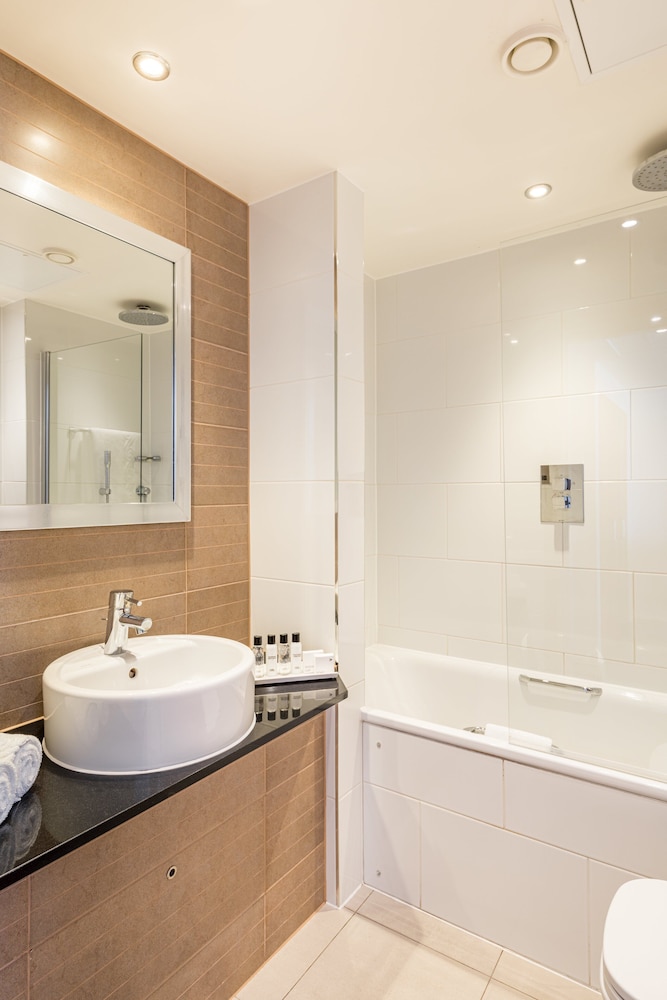 Habitación Deluxe, 1 cama de matrimonio grande del hotel Thistle London Marble Arch. Foto 9