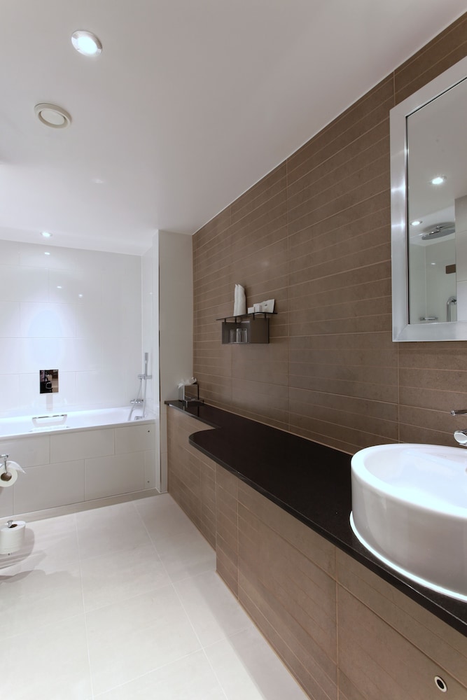 Habitación ejecutiva, 1 cama de matrimonio grande con sofá cama del hotel Thistle London Marble Arch. Foto 9