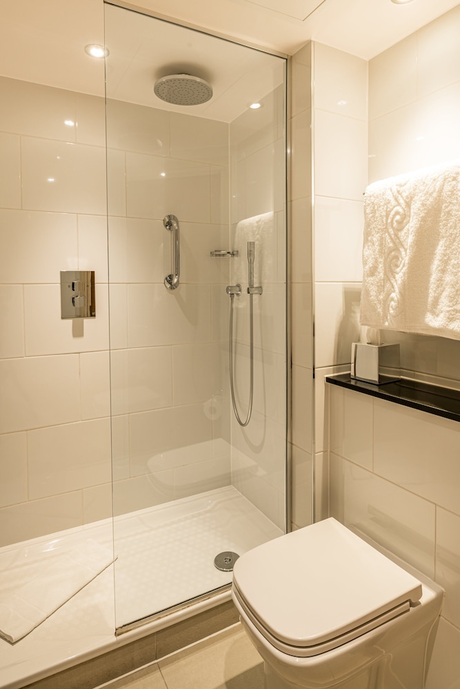 Habitación ejecutiva, 1 cama de matrimonio grande con sofá cama del hotel Thistle London Marble Arch. Foto 11