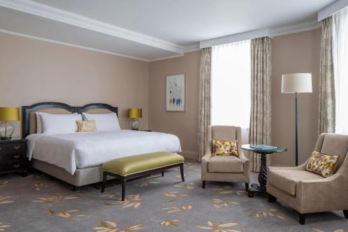 Habitación Executive con acceso al salón executive - Cama extragrande del hotel Grosvenor House JW Marriott