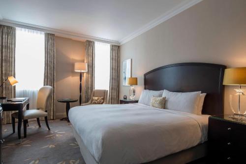 Suite Superior - Cama extragrande del hotel Grosvenor House JW Marriott. Foto 1