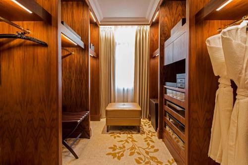 Superior One - Bedroom Executive Royal Suite with Lounge Access del hotel Grosvenor House JW Marriott. Foto 6