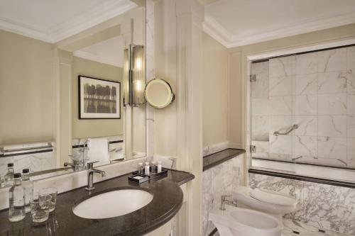 Habitación Executive con acceso al salón executive - Cama extragrande del hotel Grosvenor House JW Marriott. Foto 3