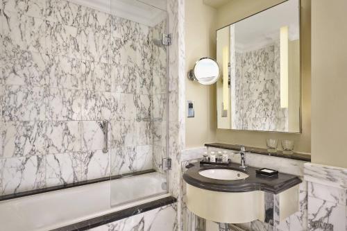 Suite Deluxe - Cama grande del hotel Grosvenor House JW Marriott. Foto 3