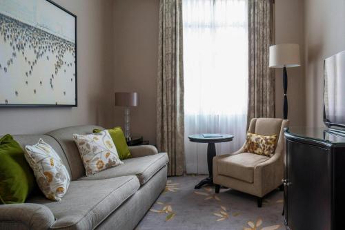 Suite Superior - Cama extragrande del hotel Grosvenor House JW Marriott