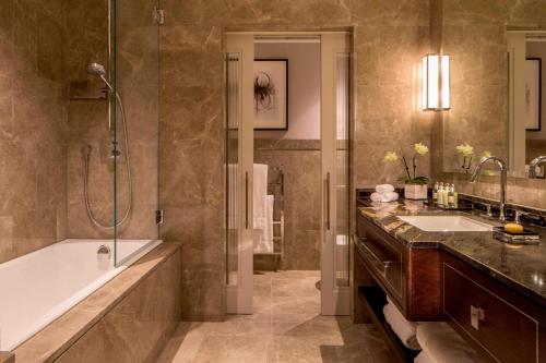 Suite Superior - Cama extragrande del hotel Grosvenor House JW Marriott. Foto 3