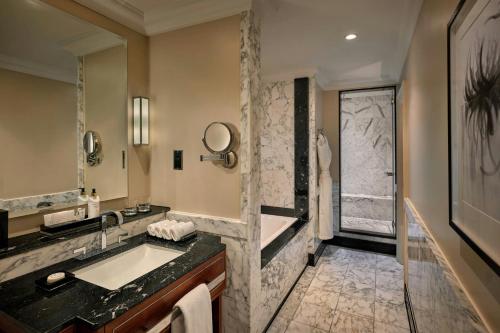 Suite Executive - Cama extragrande del hotel Grosvenor House JW Marriott. Foto 3