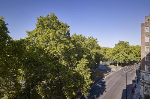 Suite Premium con vistas al parque - Cama extragrande del hotel Grosvenor House JW Marriott. Foto 3