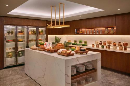 Habitación Executive con acceso al salón executive - Cama extragrande del hotel Grosvenor House JW Marriott. Foto 4