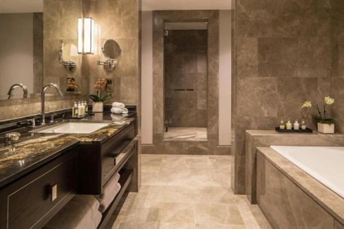 Suite Premium con vistas al parque - Cama extragrande del hotel Grosvenor House JW Marriott. Foto 5