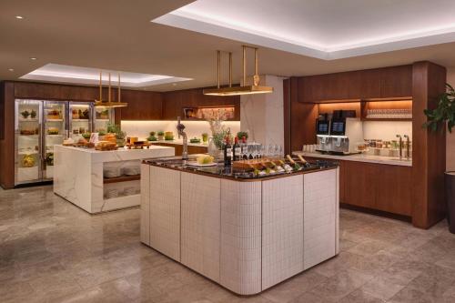 Suite Premium con vistas al parque - Cama extragrande del hotel Grosvenor House JW Marriott. Foto 9