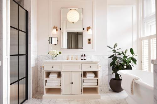 Suite con 1 dormitorio y vistas al parque del hotel Kimpton Fitzroy London, An Ihg