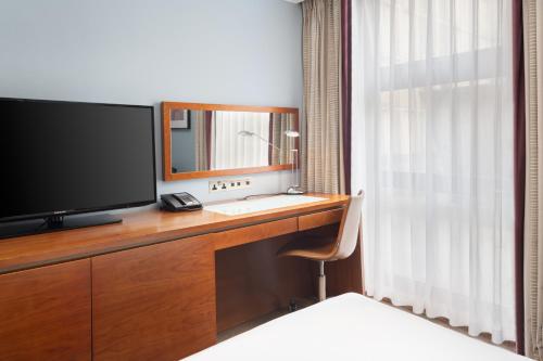 Habitación Doble Deluxe - 2 camas del hotel Hilton London Kensington. Foto 6