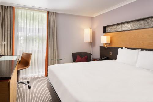 Habitación Doble Deluxe del hotel Hilton London Kensington. Foto 2