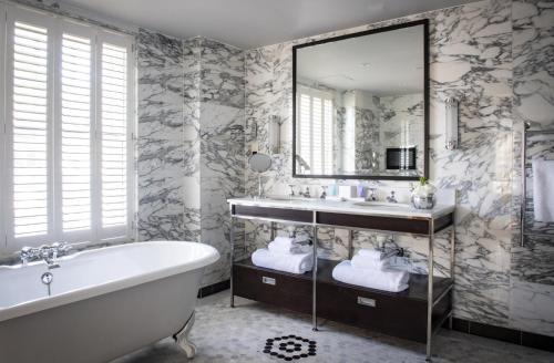 Estudio con cama extragrande del hotel The Bloomsbury. Foto 5