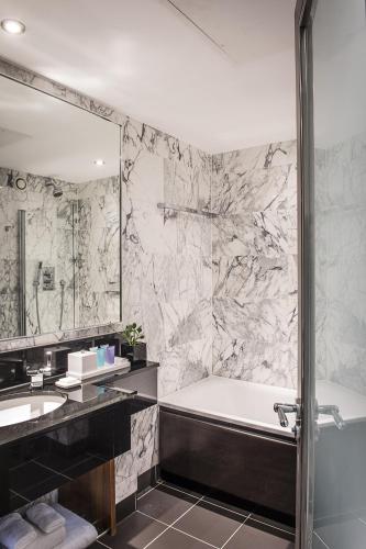 Habitación Clásica con cama extragrande del hotel The Bloomsbury. Foto 11