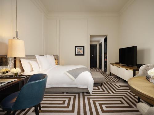 Habitación Executive espaciosa con cama extragrande del hotel Rosewood London. Foto 1