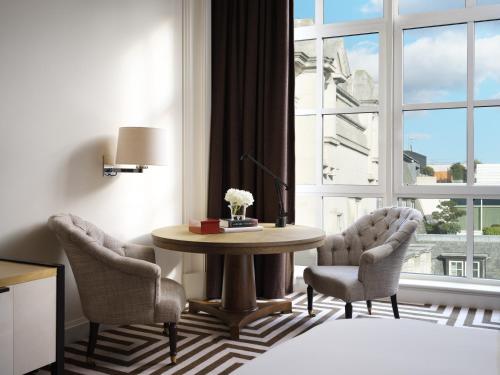 Habitación Executive espaciosa con cama extragrande del hotel Rosewood London. Foto 3