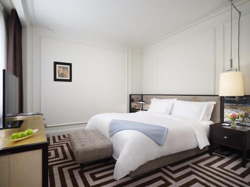 Habitación Deluxe con cama extragrande del hotel Rosewood London. Foto 3