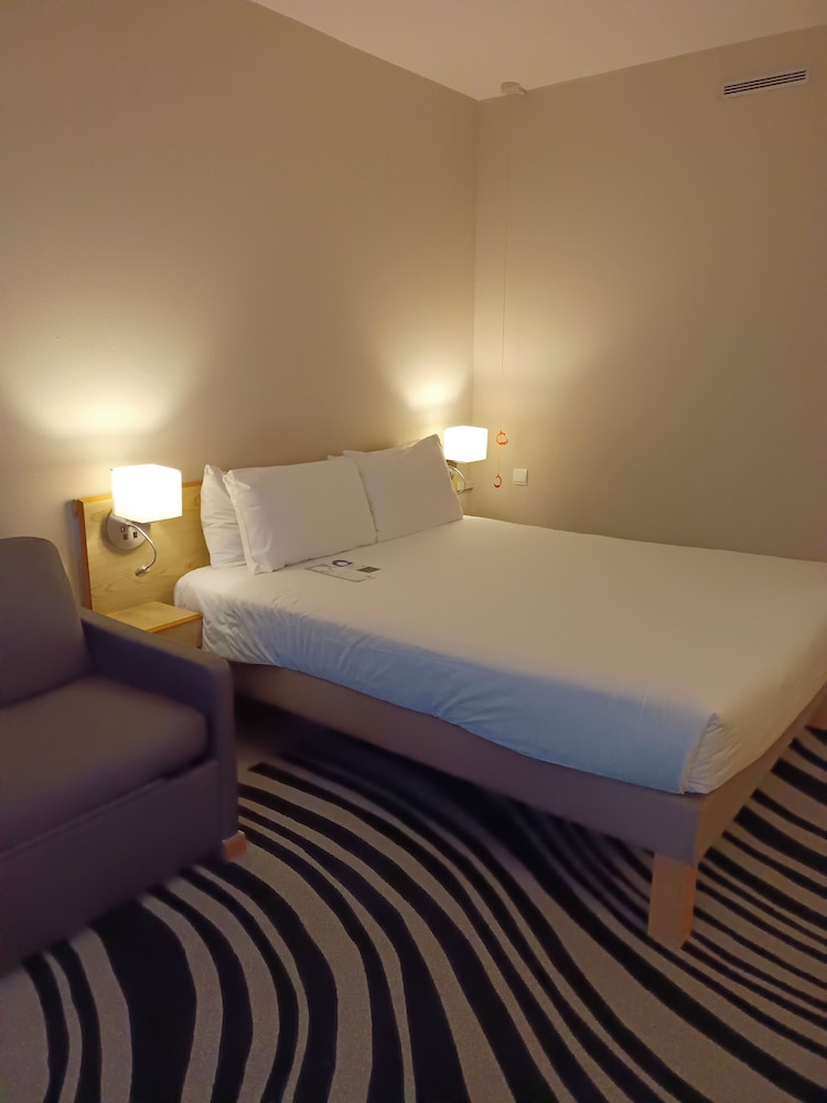 Habitación estándar con 1 cama doble queen size del hotel Novotel Manchester West. Foto 1