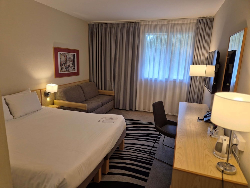 Habitación estándar con 1 cama doble convertible del hotel Novotel Manchester West. Foto 5
